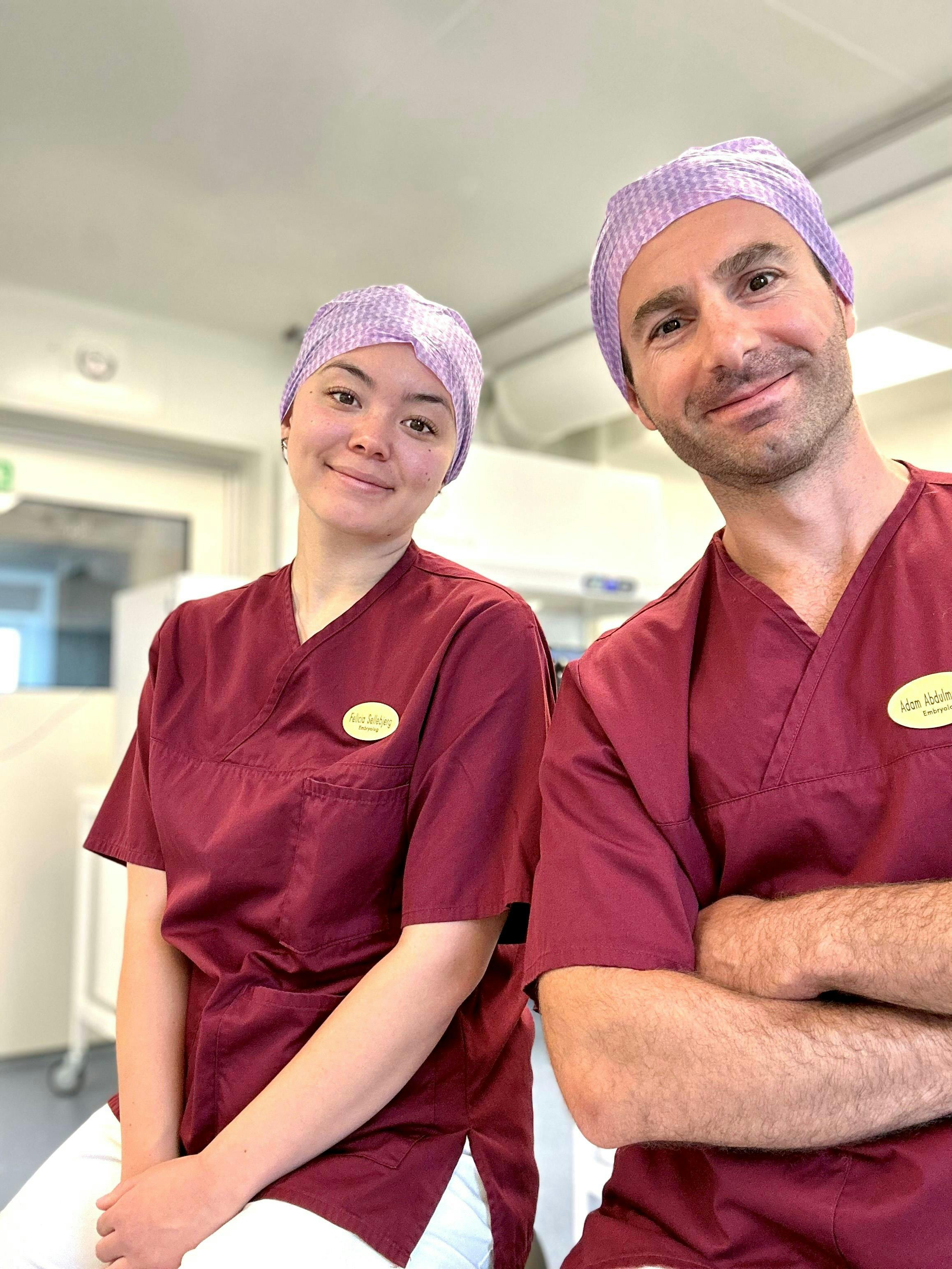 Två embryologer som sitter bredvid varandra i laboratoriet på CMedical.